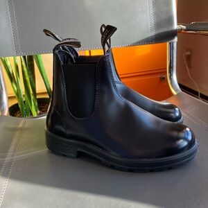Black Leather Blundstone Chelsea Boots